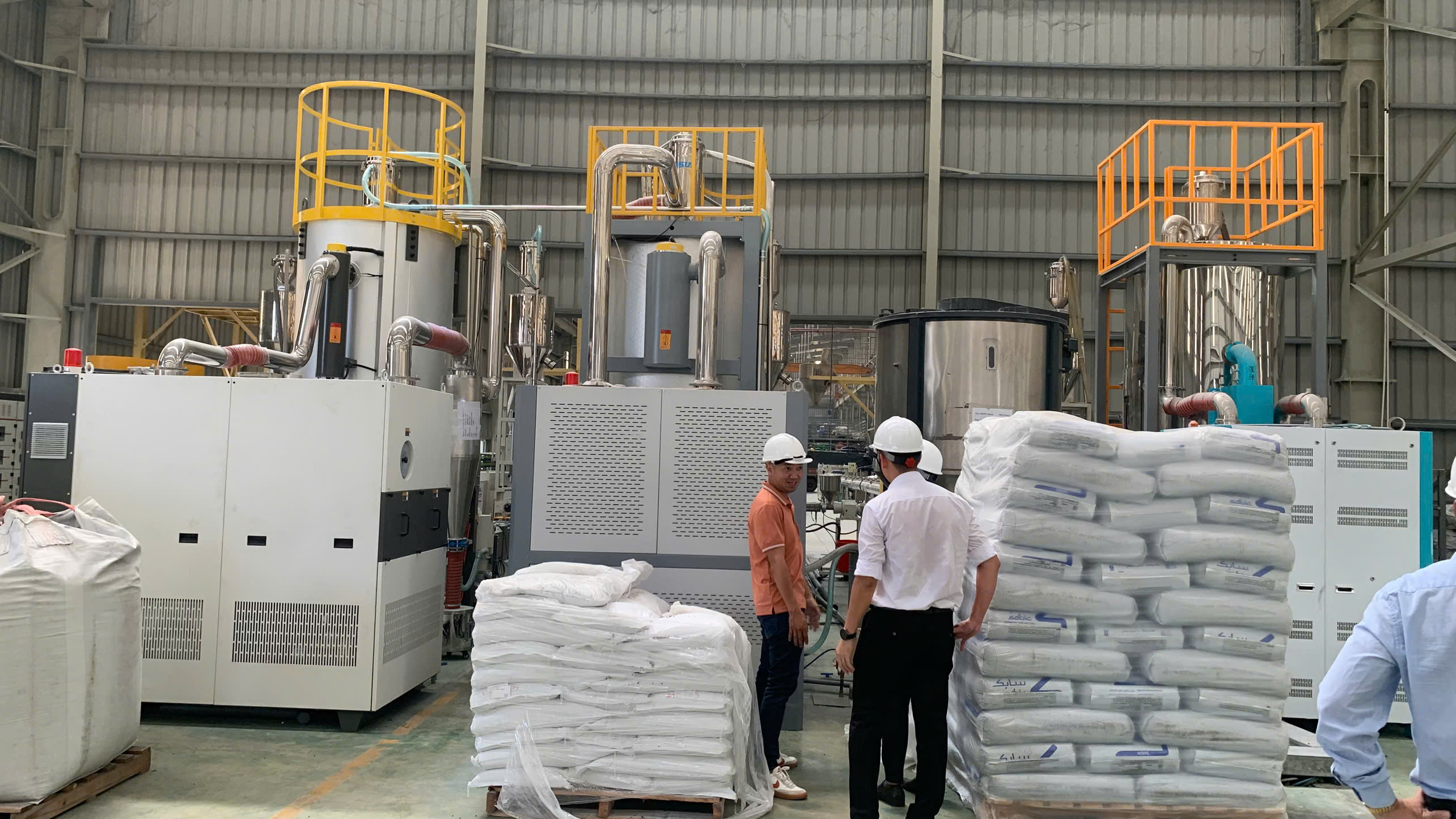 VN GREEN khảo sát thực tế tại nhà máy Nhựa Hoa Sen: Đồng hành vì sản xuất xanh